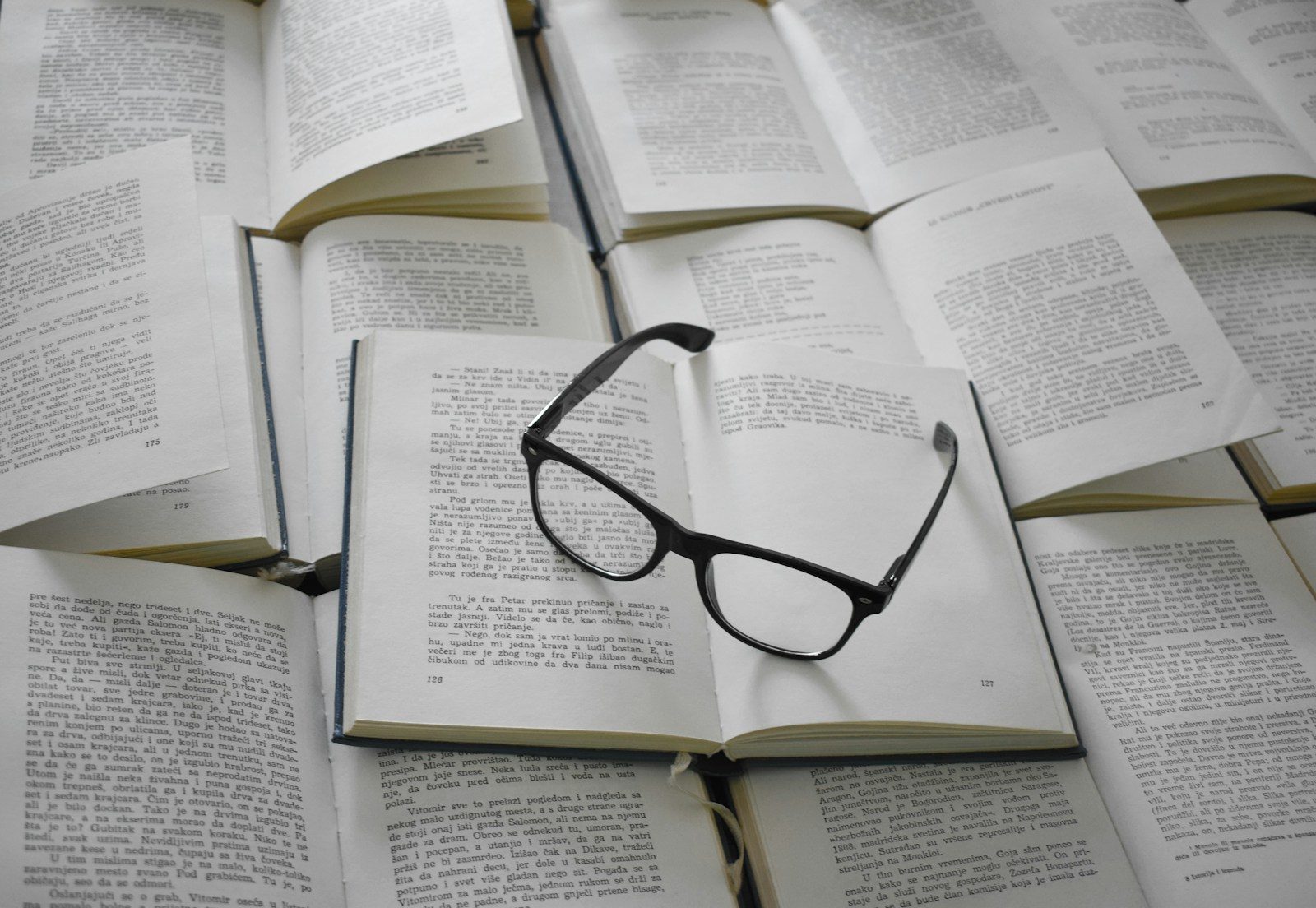 The Literature Review Masterclass: How to Synthesize 100+ Academic Papers Without Losing Your Mind